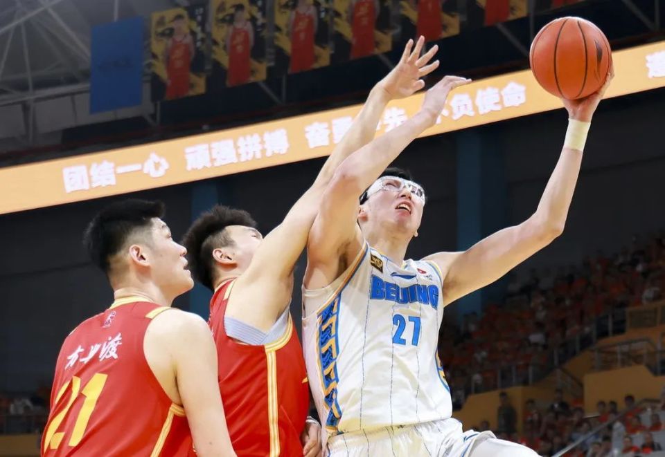 今夜突围战来临，上海海港围绕CBA常规赛篮板制胜，更衣室稳定，团队化学反应显著的简单介绍