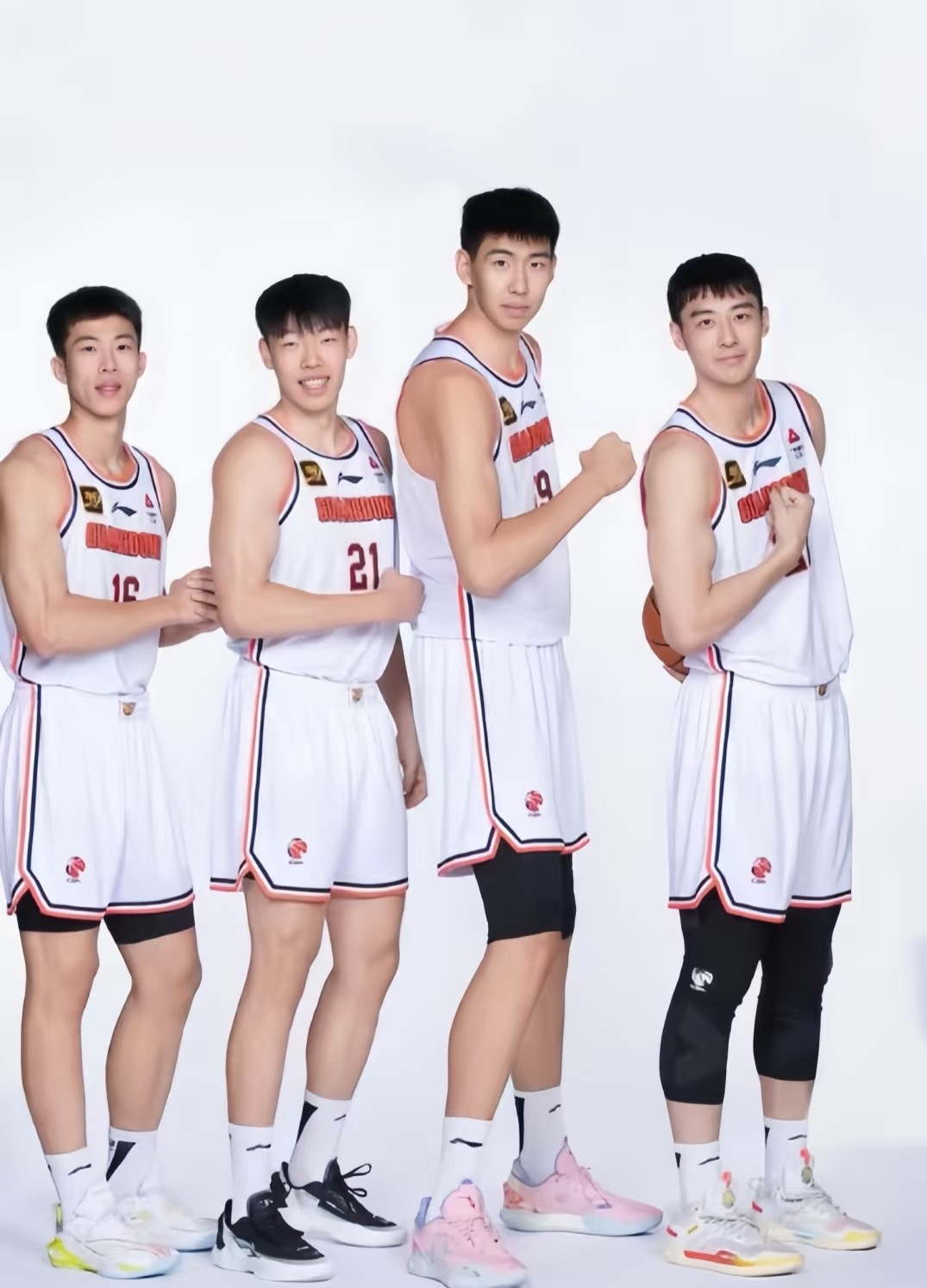 广东宏远迎意甲关键赛；清晨远射贴柱；球迷炸锅；年轻球员得到机会的简单介绍