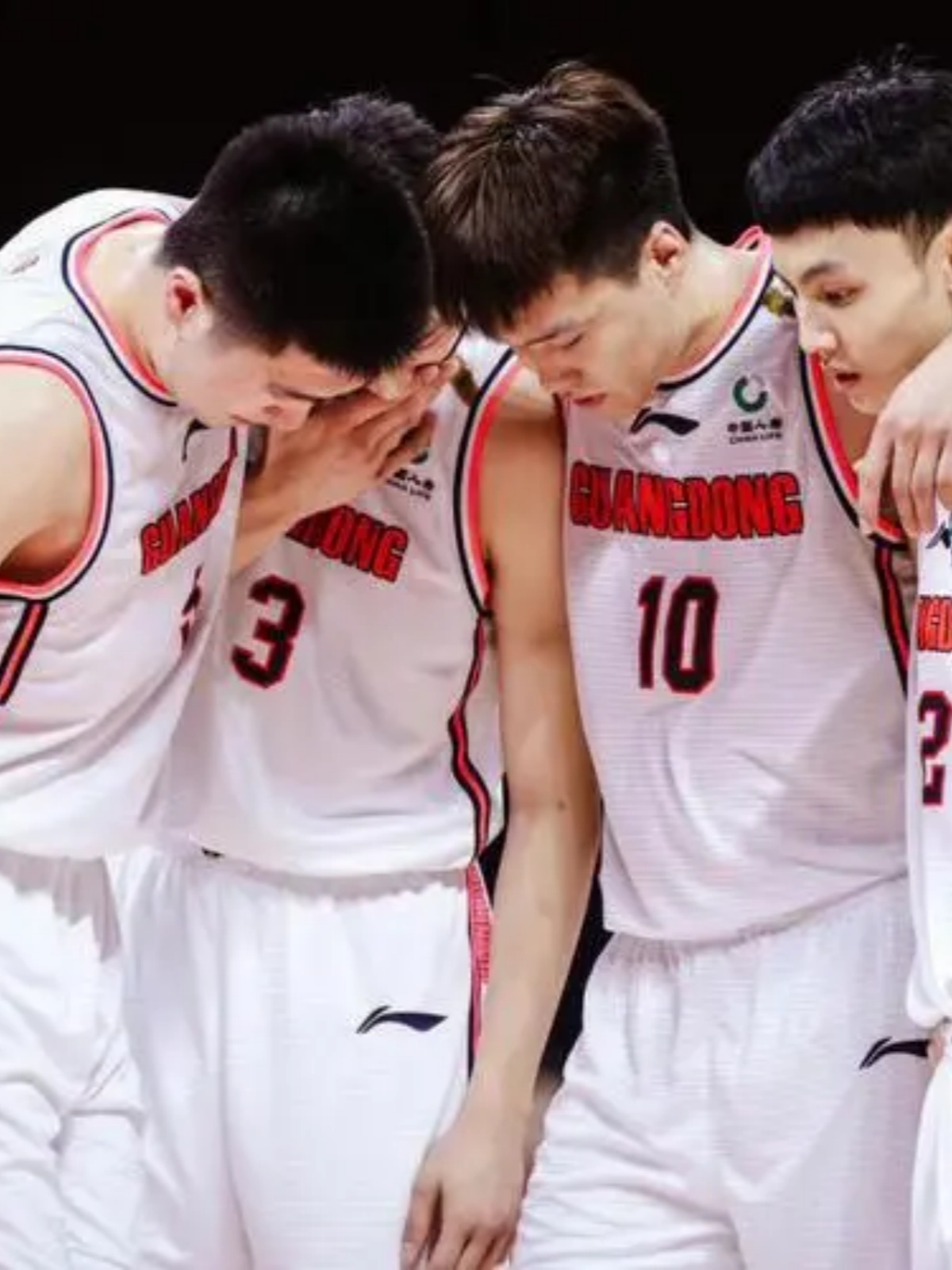 广东宏远迎意甲关键赛；清晨远射贴柱；球迷炸锅；年轻球员得到机会的简单介绍