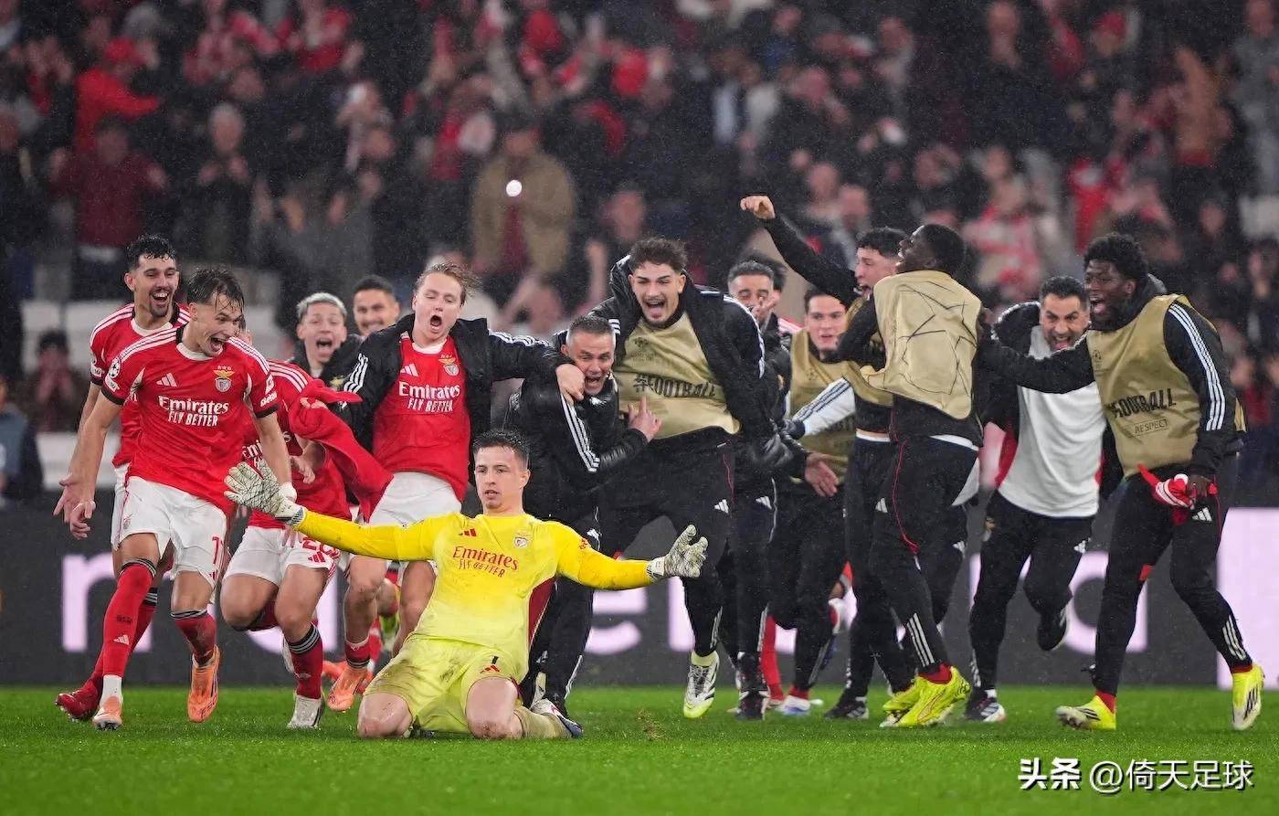 包含荷甲赛程吃紧，阿贾克斯冲刺阶段复出首秀，气氛紧张，轮换策略成焦点的词条